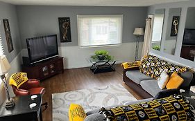 North Side Bungalow - Sleeps 8!
